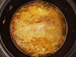 Щи из капусты с курицей в мультиварке - шаг 9