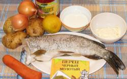 Щука с картошкой в духовке со сметаной - шаг 1