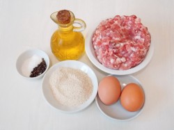 Шницель из фарша на сковороде - шаг 1 Шницель из фарша на сковороде - шаг 1