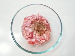 Шницель из фарша на сковороде - шаг 2 Шницель из фарша на сковороде - шаг 2