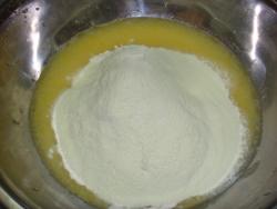 Бисквит на кипятке шоколадный в мультиварке - шаг 1