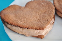 Шоколадное печенье-сэндвичи на 14 февраля - шаг 12 Шоколадное печенье-сэндвичи на 14 февраля - шаг 12