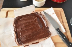 Трюфели из горького и молочного шоколада - шаг 1