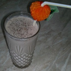 Шоколадный коктейль с бананом на молоке