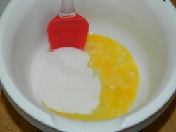 Шоколадный торт с вишней и сметанным кремом - шаг 1