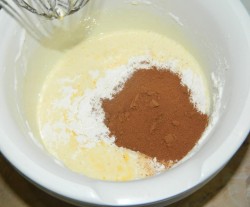 Шоколадный торт с вишней и сметанным кремом - шаг 2