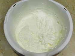 Шоколадный торт с вишней и сметанным кремом - шаг 4