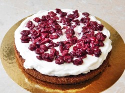 Шоколадный торт с вишней и сметанным кремом - шаг 5