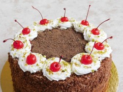 Шоколадный торт с вишней и сметанным кремом - шаг 8