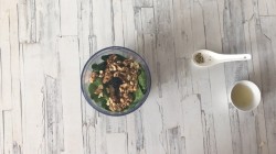 Заправка для салата без майонеза  шпинатный соус - шаг 3