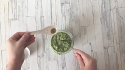 Заправка для салата без майонеза  шпинатный соус - шаг 5