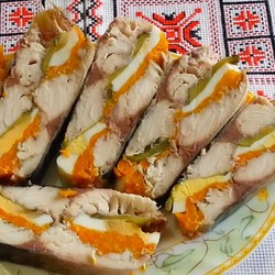 Скумбрия с яйцом и морковью с желатином фаршированная