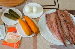 Скумбрия с яйцом и морковью с желатином фаршированная - шаг 1
