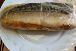 Скумбрия с яйцом и морковью с желатином фаршированная - шаг 13