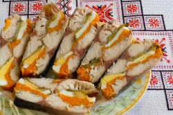 Скумбрия с яйцом и морковью с желатином фаршированная - шаг 14