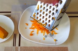 Скумбрия с яйцом и морковью с желатином фаршированная - шаг 2