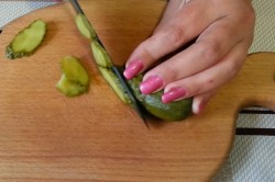 Скумбрия с яйцом и морковью с желатином фаршированная - шаг 3