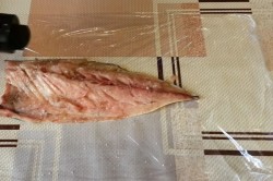 Скумбрия с яйцом и морковью с желатином фаршированная - шаг 5