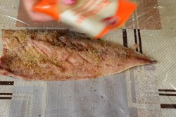 Скумбрия с яйцом и морковью с желатином фаршированная - шаг 6