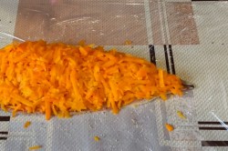 Скумбрия с яйцом и морковью с желатином фаршированная - шаг 7