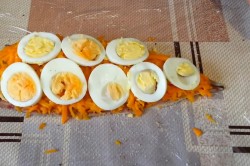 Скумбрия с яйцом и морковью с желатином фаршированная - шаг 8
