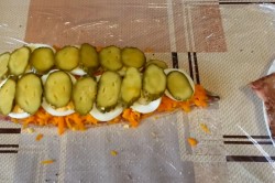 Скумбрия с яйцом и морковью с желатином фаршированная - шаг 9