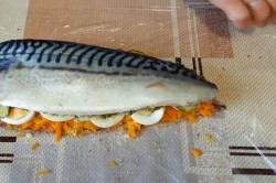 Скумбрия с яйцом и морковью с желатином фаршированная - шаг 10
