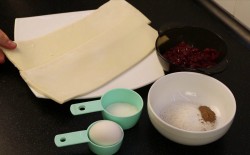 Сладкая выпечка из слоеного дрожжевого теста - шаг 1 Сладкая выпечка из слоеного дрожжевого теста - шаг 1