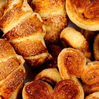 Сладкая выпечка из слоеного дрожжевого теста