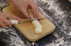 Сладкая выпечка из слоеного дрожжевого теста - шаг 4 Сладкая выпечка из слоеного дрожжевого теста - шаг 4