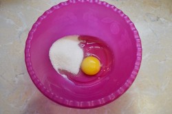 Сладкие оладьи на кефире пышные - шаг 1