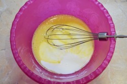 Сладкие оладьи на кефире пышные - шаг 2