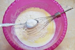 Сладкие оладьи на кефире пышные - шаг 3