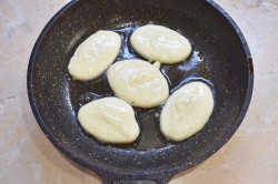 Сладкие оладьи на кефире пышные - шаг 5