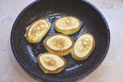 Сладкие оладьи на кефире пышные - шаг 6