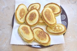 Сладкие оладьи на кефире пышные - шаг 7