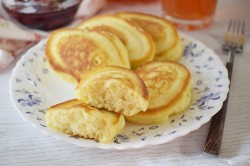 Сладкие оладьи на кефире пышные - шаг 8