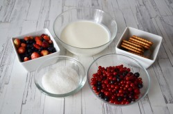 Летний десерт без выпечки со взбитыми сливками и ягодами - шаг 1