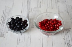 Летний десерт без выпечки со взбитыми сливками и ягодами - шаг 2