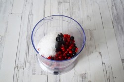 Летний десерт без выпечки со взбитыми сливками и ягодами - шаг 4