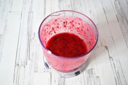 Летний десерт без выпечки со взбитыми сливками и ягодами - шаг 5