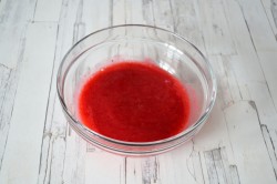 Летний десерт без выпечки со взбитыми сливками и ягодами - шаг 6