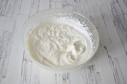 Летний десерт без выпечки со взбитыми сливками и ягодами - шаг 7