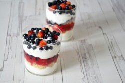 Летний десерт без выпечки со взбитыми сливками и ягодами - шаг 8