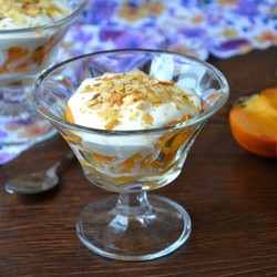 Сливочный крем десерт с хурмой, коньяком и миндальными лепестками