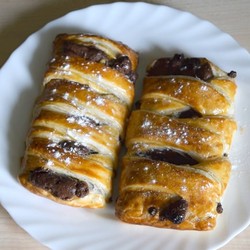 Слойка с шоколадом из слоеного теста