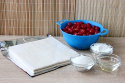 Слойки с замороженной вишней - шаг 1