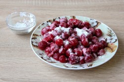 Слойки с замороженной вишней - шаг 4