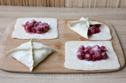 Слойки с замороженной вишней - шаг 5