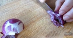 Слоёный салат Ёлочная Игрушка с красной рыбой - шаг 2 Слоёный салат Ёлочная Игрушка с красной рыбой - шаг 2